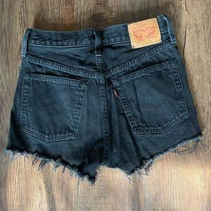 LEVI BLACK DENIM SHORTS